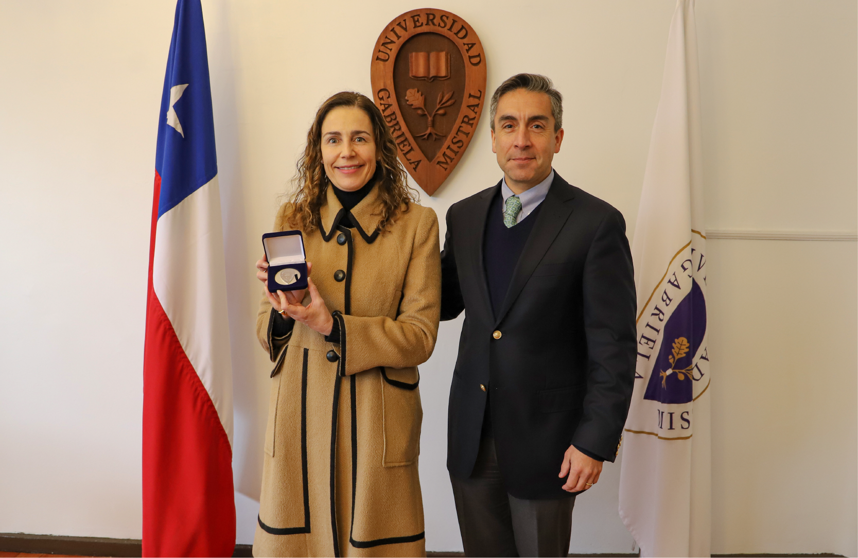 Imagen de la noticia: Bárbara Rebolledo, egresada de Periodismo de la U. Gabriela Mistral, recibió medalla “40 Años UGM”