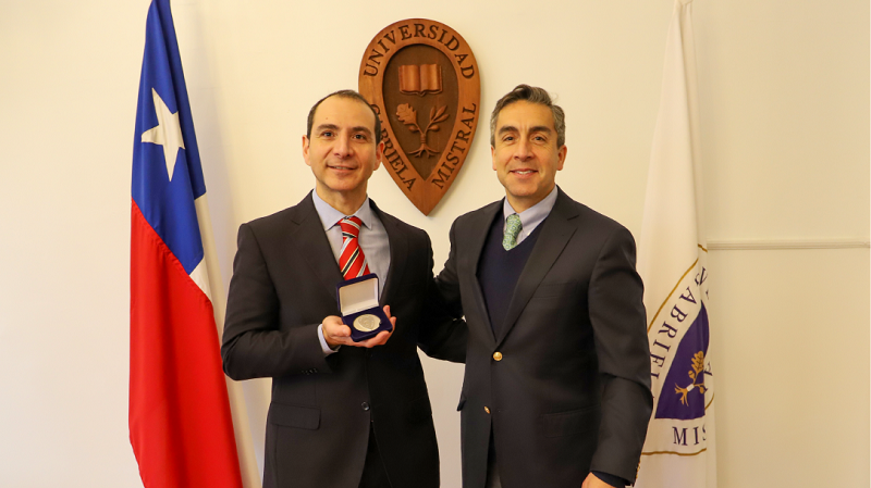 Foto 1 de 6: Universidad Gabriela Mistral distinguió con la medalla “40 Años UGM” al egresado Duilio de Lapeyra