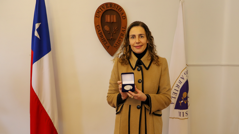 Foto 1 de 6: Bárbara Rebolledo, egresada de Periodismo de la U. Gabriela Mistral, recibió medalla “40 Años UGM”