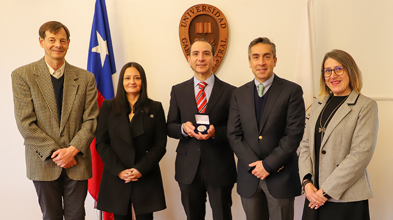 Foto 2 de 6: Universidad Gabriela Mistral distinguió con la medalla “40 Años UGM” al egresado Duilio de Lapeyra