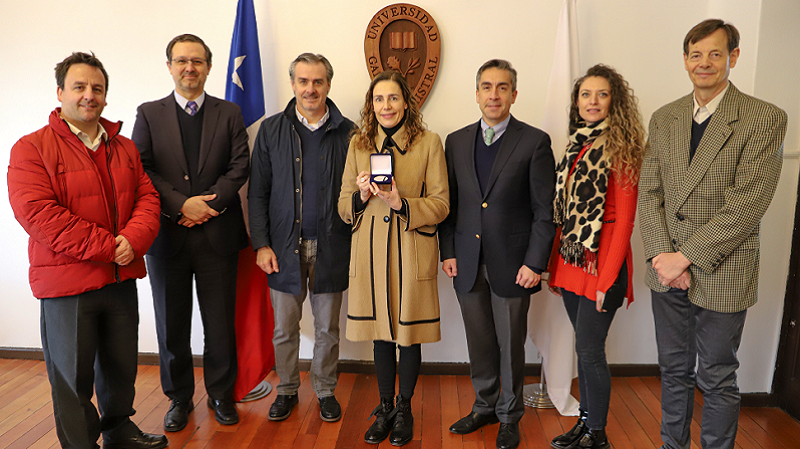 Foto 2 de 6: Bárbara Rebolledo, egresada de Periodismo de la U. Gabriela Mistral, recibió medalla “40 Años UGM”