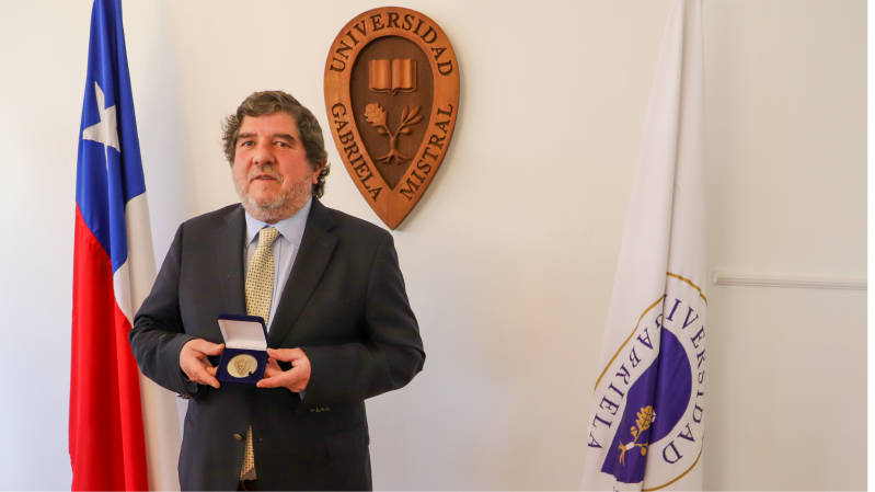 Foto 1 de 5: Egresado de Derecho de la U. Gabriela Mistral Rodrigo Undurraga recibió medalla “40 Años UGM”