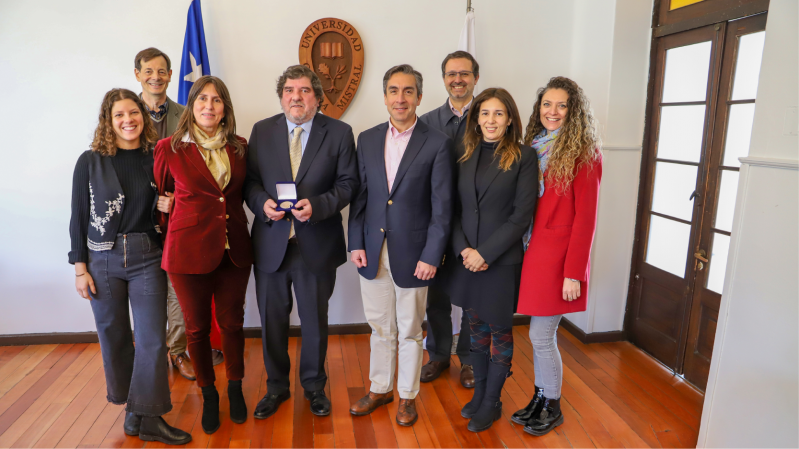 Foto 2 de 5: Egresado de Derecho de la U. Gabriela Mistral Rodrigo Undurraga recibió medalla “40 Años UGM”
