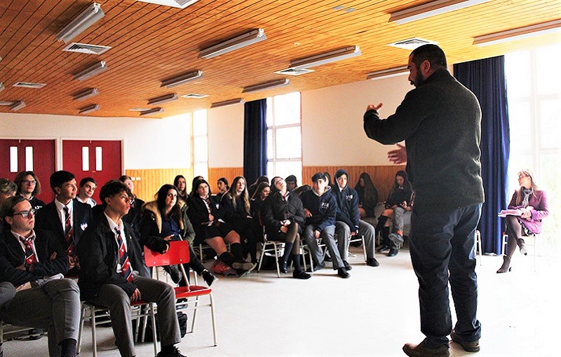 Imagen de la noticia: Estudiantes de 4to Año Medio del Colegio Saint Andrew participaron en una nueva versión de las “Charlas Mistralinas”