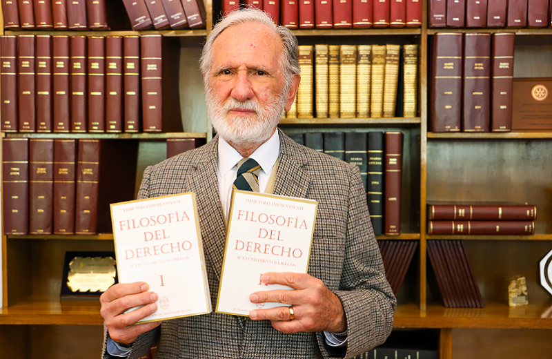 Imagen de la noticia: Profesor de Derecho Jaime Williams Benavente donó libros de su autoría a Biblioteca UGM