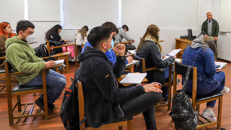 Foto 1 de 7: Estudiantes de Derecho UGM y de la Universidad de Morón de Argentina participaron en clase híbrida simultánea