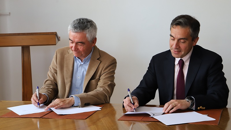 Foto 1 de 4: UGM firmó convenio de colaboración con Banotic para promover perfeccionamiento continuo