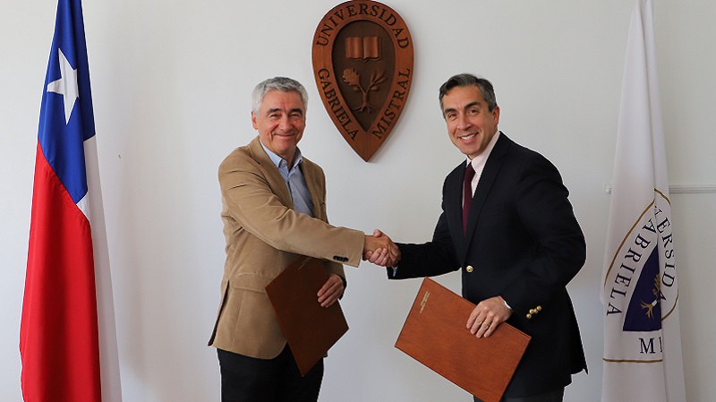 Foto 3 de 4: UGM firmó convenio de colaboración con Banotic para promover perfeccionamiento continuo