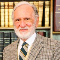 Imagen de la noticia: Profesor de Derecho Jaime Williams Benavente donó libros de su autoría a Biblioteca UGM