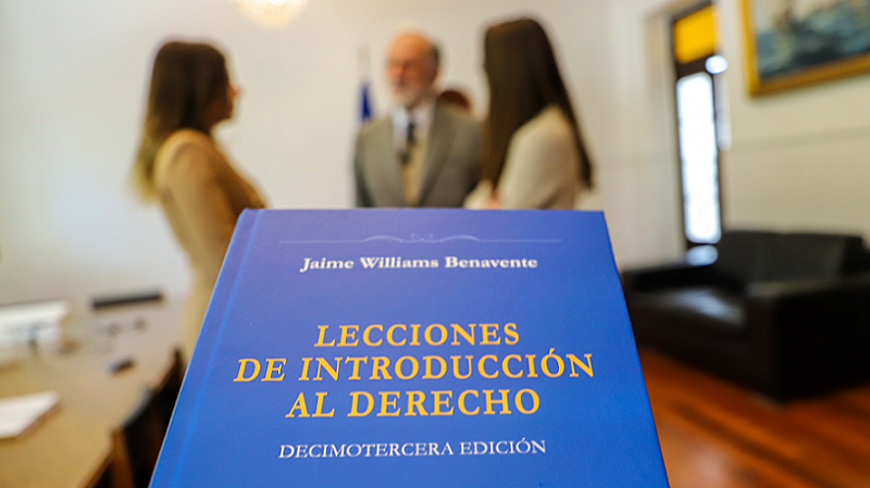 Foto 2 de 4: Profesor de Derecho Jaime Williams Benavente donó libros de su autoría a Biblioteca UGM
