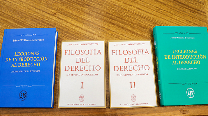 Foto 4 de 4: Profesor de Derecho Jaime Williams Benavente donó libros de su autoría a Biblioteca UGM