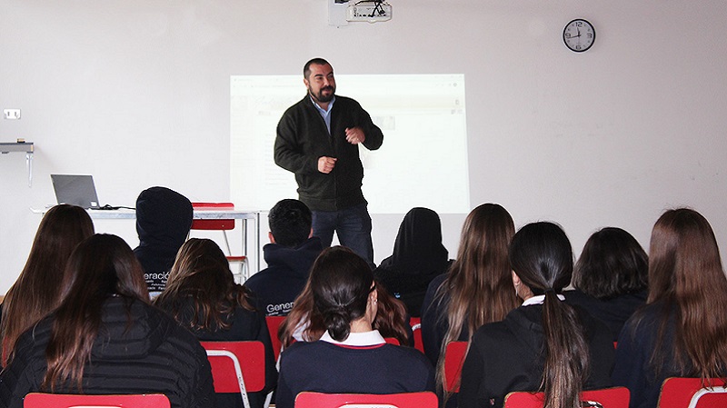 Foto 1 de 4: Estudiantes de 4to Año Medio del Colegio Saint Andrew participaron en una nueva versión de las “Charlas Mistralinas”
