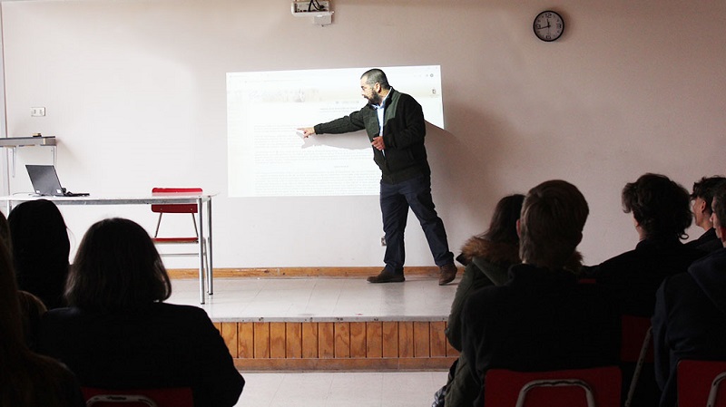 Foto 3 de 4: Estudiantes de 4to Año Medio del Colegio Saint Andrew participaron en una nueva versión de las “Charlas Mistralinas”