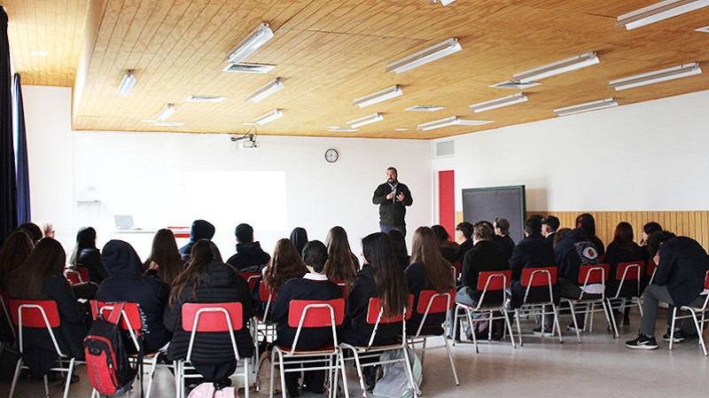 Foto 2 de 4: Estudiantes de 4to Año Medio del Colegio Saint Andrew participaron en una nueva versión de las “Charlas Mistralinas”