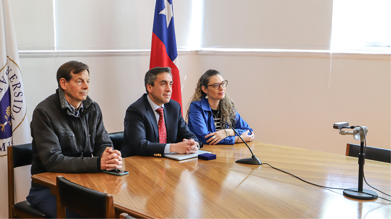 Foto 2 de 5: Luis Mariano Bártoli, ex académico de Humanidades y egresado de Filosofía de la U. Gabriela Mistral, recibió la medalla “40 Años UGM”