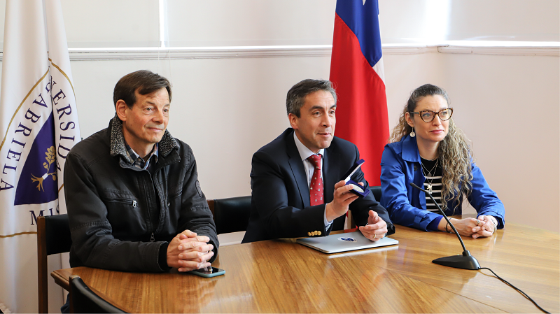 Foto 4 de 5: Luis Mariano Bártoli, ex académico de Humanidades y egresado de Filosofía de la U. Gabriela Mistral, recibió la medalla “40 Años UGM”