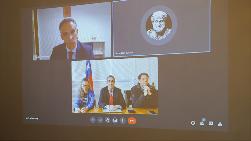 Foto 3 de 5: Luis Mariano Bártoli, ex académico de Humanidades y egresado de Filosofía de la U. Gabriela Mistral, recibió la medalla “40 Años UGM”