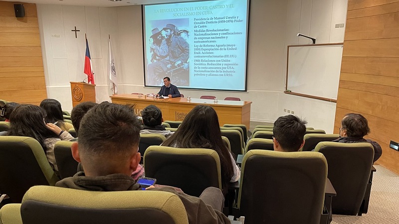 Foto 2 de 2: Director de Licenciatura en Historia UGM participó en seminario internacional sobre Crisis de los Misiles