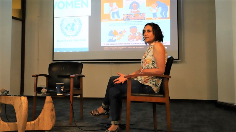 Foto 4 de 5: Escuela de Psicología y Dirección de Desarrollo Estudiantil realizaron conversatorio en el marco del Día Internacional de la Eliminación de la Violencia Contra la Mujer