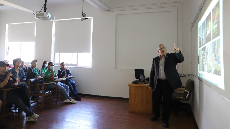 Foto 3 de 9: UGM recibió a delegación de U. de La Guajira de Colombia para fomentar la colaboración institucional