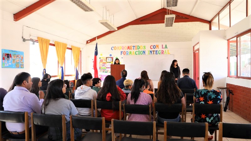Foto 4 de 8: Colegio Los Pinos de San Bernardo inauguró Laboratorio de Ciencias con donación de UGM