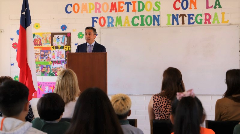 Foto 5 de 8: Colegio Los Pinos de San Bernardo inauguró Laboratorio de Ciencias con donación de UGM
