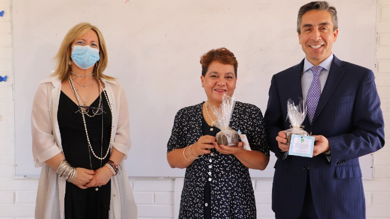 Foto 6 de 8: Colegio Los Pinos de San Bernardo inauguró Laboratorio de Ciencias con donación de UGM