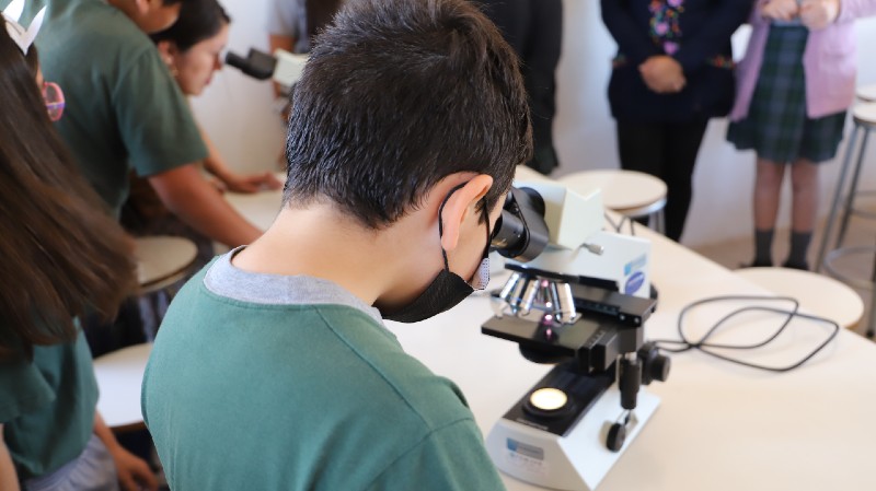 Foto 2 de 8: Colegio Los Pinos de San Bernardo inauguró Laboratorio de Ciencias con donación de UGM