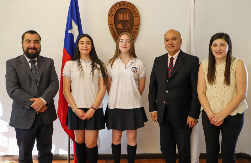 Imagen de la noticia: Universidad Gabriela Mistral premió a ganadores del concurso de Ensayos Mistralinos