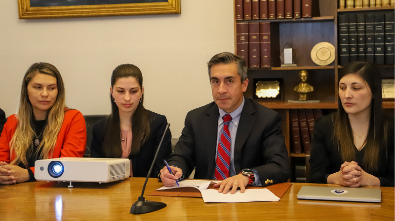 Foto 7 de 10: UGM y UNAPEC de República Dominicana firmaron convenio de colaboración para promover el perfeccionamiento e intercambio académico