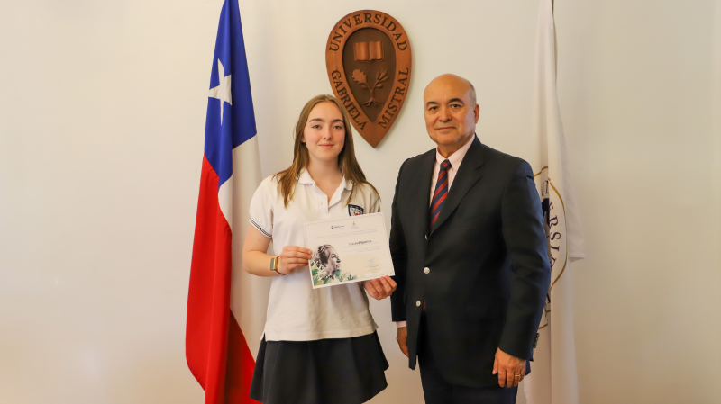 Foto 3 de 11: Universidad Gabriela Mistral premió a ganadores del concurso de Ensayos Mistralinos