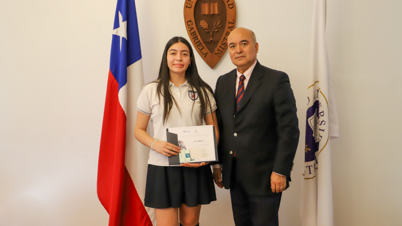 Foto 4 de 11: Universidad Gabriela Mistral premió a ganadores del concurso de Ensayos Mistralinos