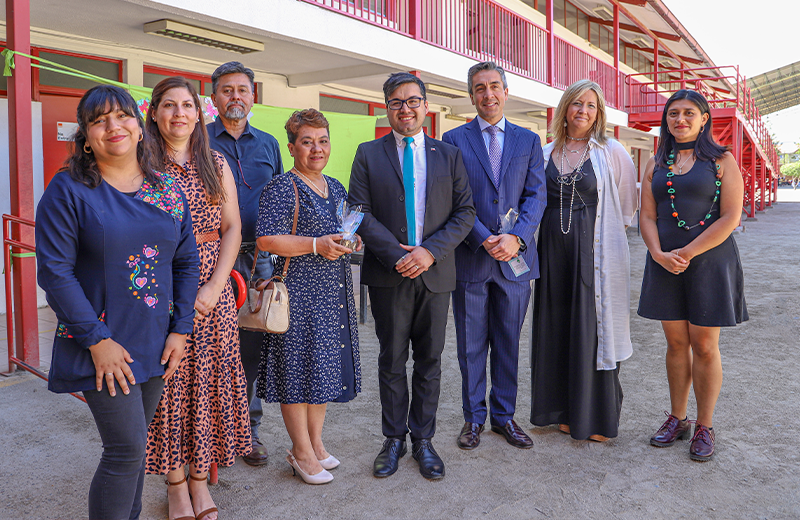 Imagen de la noticia: Colegio Los Pinos de San Bernardo inauguró Laboratorio de Ciencias con donación de UGM