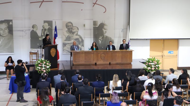 Foto 6 de 77: Galería fotográfica: Ceremonias de Titulación UGM Año Académico 2022 Derecho y Ciencias Sociales