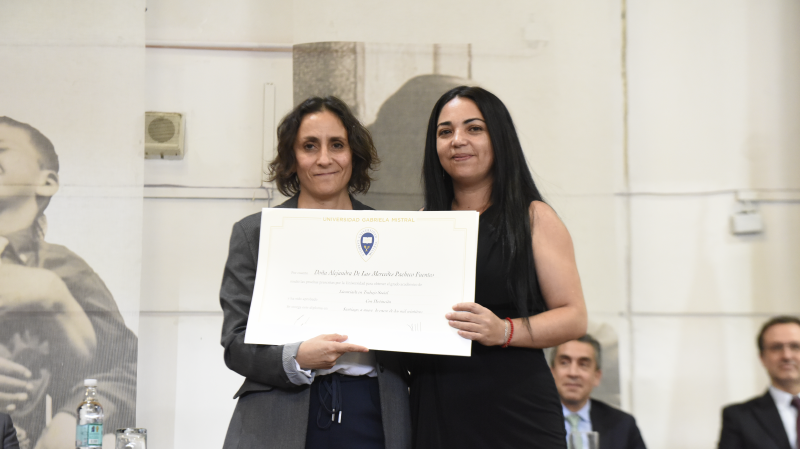 Foto 13 de 77: Galería fotográfica: Ceremonias de Titulación UGM Año Académico 2022 Derecho y Ciencias Sociales