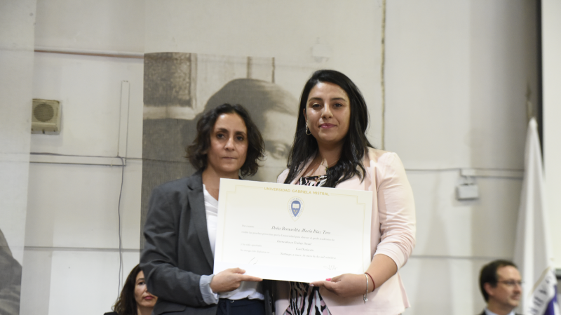 Foto 18 de 77: Galería fotográfica: Ceremonias de Titulación UGM Año Académico 2022 Derecho y Ciencias Sociales