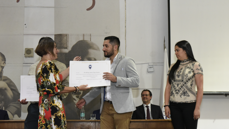 Foto 22 de 72: Galería fotográfica (Primera Parte): Ceremonias de Titulación UGM Año Académico 2022 Ingenierías, Diseño, Psicología, Educación y Magíster UGM