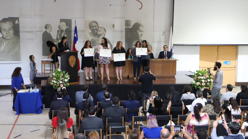Foto 22 de 77: Galería fotográfica: Ceremonias de Titulación UGM Año Académico 2022 Derecho y Ciencias Sociales