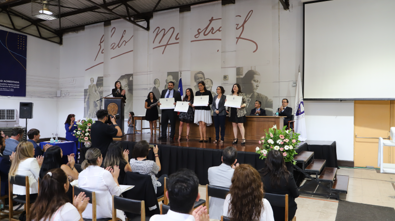 Foto 28 de 77: Galería fotográfica: Ceremonias de Titulación UGM Año Académico 2022 Derecho y Ciencias Sociales