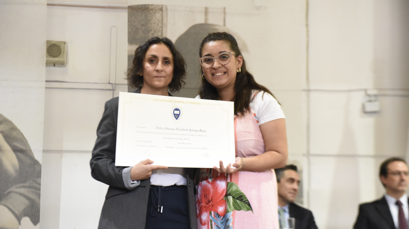 Foto 30 de 77: Galería fotográfica: Ceremonias de Titulación UGM Año Académico 2022 Derecho y Ciencias Sociales
