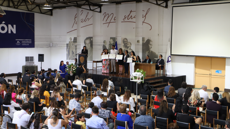 Foto 35 de 77: Galería fotográfica: Ceremonias de Titulación UGM Año Académico 2022 Derecho y Ciencias Sociales