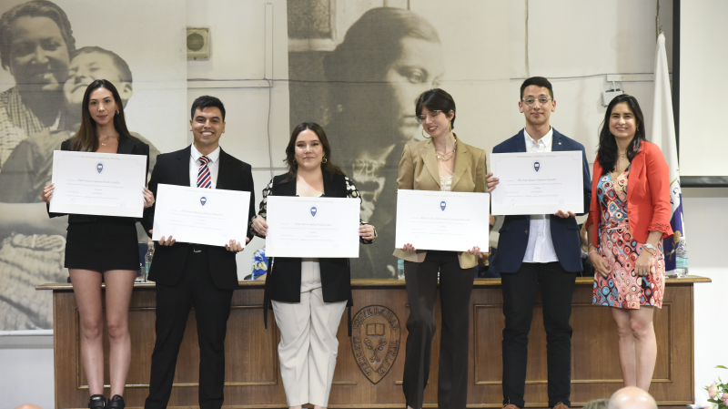 Foto 44 de 72: Galería fotográfica (Primera Parte): Ceremonias de Titulación UGM Año Académico 2022 Ingenierías, Diseño, Psicología, Educación y Magíster UGM