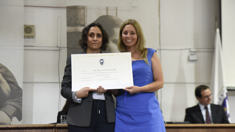 Foto 42 de 77: Galería fotográfica: Ceremonias de Titulación UGM Año Académico 2022 Derecho y Ciencias Sociales