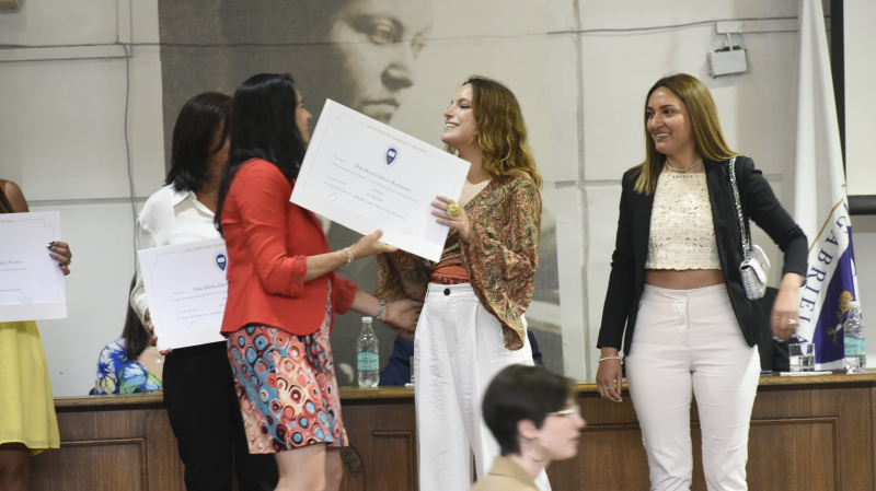 Foto 48 de 72: Galería fotográfica (Primera Parte): Ceremonias de Titulación UGM Año Académico 2022 Ingenierías, Diseño, Psicología, Educación y Magíster UGM