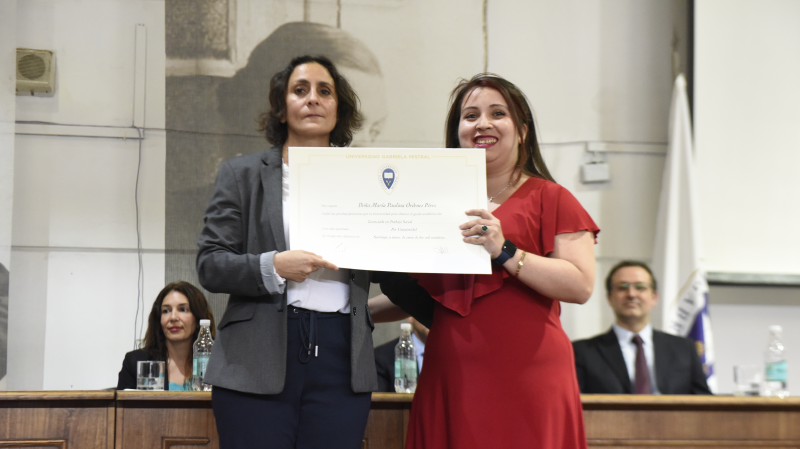 Foto 44 de 77: Galería fotográfica: Ceremonias de Titulación UGM Año Académico 2022 Derecho y Ciencias Sociales