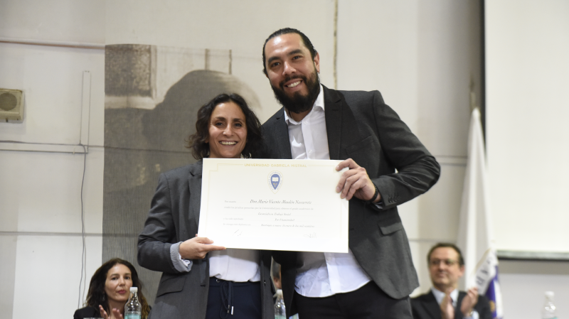 Foto 45 de 77: Galería fotográfica: Ceremonias de Titulación UGM Año Académico 2022 Derecho y Ciencias Sociales