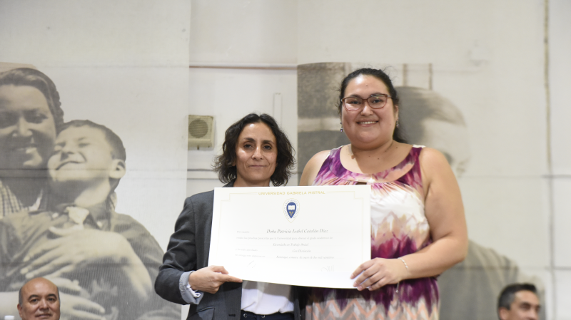 Foto 48 de 77: Galería fotográfica: Ceremonias de Titulación UGM Año Académico 2022 Derecho y Ciencias Sociales
