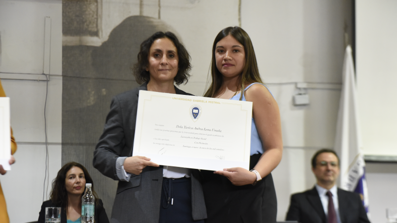Foto 58 de 77: Galería fotográfica: Ceremonias de Titulación UGM Año Académico 2022 Derecho y Ciencias Sociales