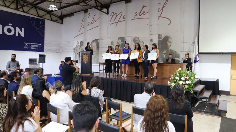 Foto 60 de 77: Galería fotográfica: Ceremonias de Titulación UGM Año Académico 2022 Derecho y Ciencias Sociales