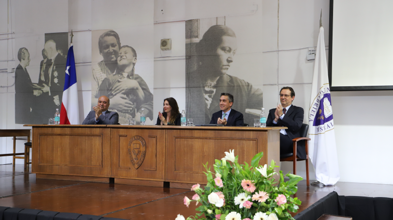 Foto 53 de 77: Galería fotográfica: Ceremonias de Titulación UGM Año Académico 2022 Derecho y Ciencias Sociales